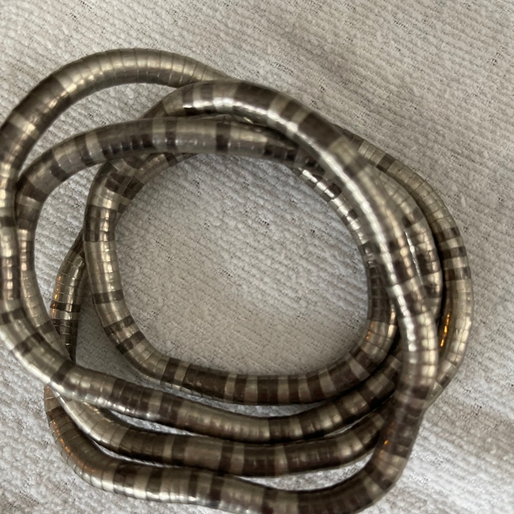 Magnetic necklaces/bracelets